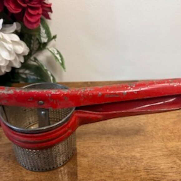 Vintage Red Metal‎ Potato Ricer – Handy Things Juicer Vegetable Masher Press USA - Picture 2 of 6